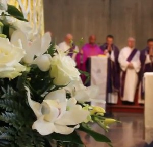 Alghero piange Padre Alessandro: folla ai funerali (VIDEO) | Alghero Eco