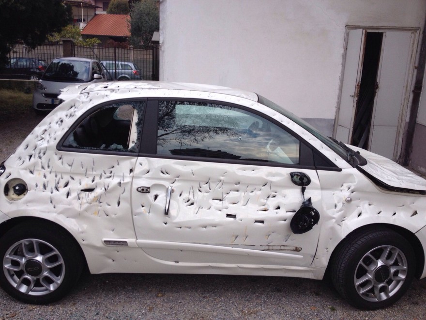 auto distrutta a picconate