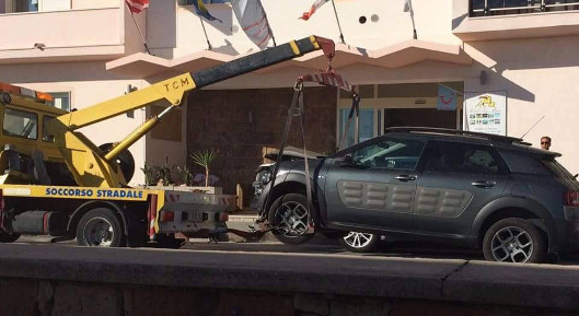 Perde il controllo dell'auto nel lido di Alghero