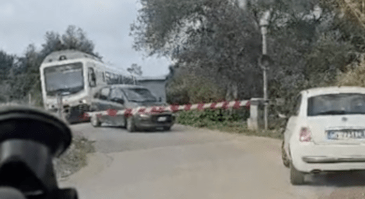 Resta Bloccato Nel Passaggio A Livello Tragedia Sfiorata Ad Alghero